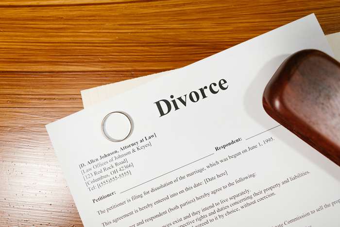 Раздел имущества при разводе, особенно если вы не можете прийти к консенсусу, лучше производить, привлекая квалифицированных юристов