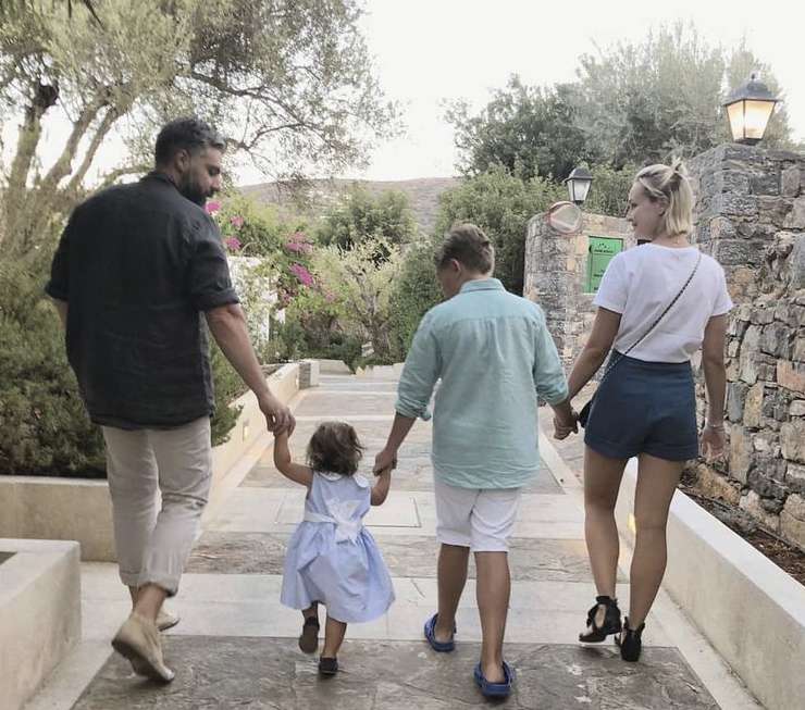 Дмитрий Исхаков и Полина Гагарина с детьми