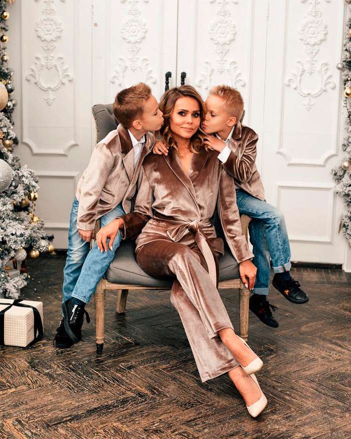 Ксения Новикова с сыновьями Мироном и Богданом Ксения Новикова с сыновьями Мироном и Богданом