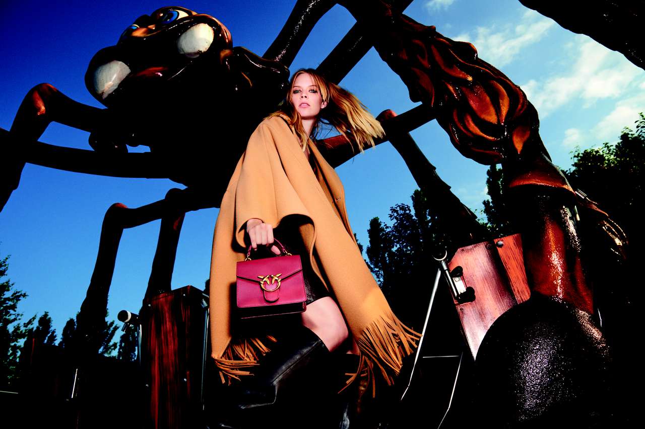 Американская топ-модель Лекси Болинг гуляет по парку развлечений в знаковых вещах из новой коллекции Pinko