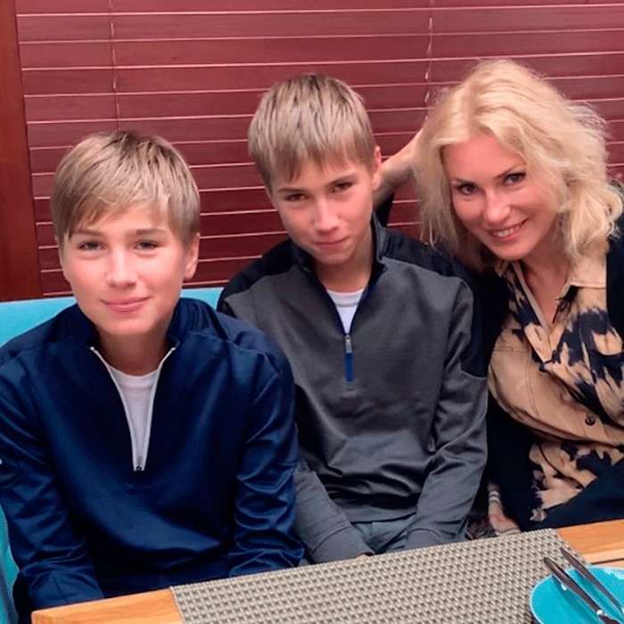 Мария Шукшина с сыновьями Фокой и Фомой Мария Шукшина с сыновьями Фокой и Фомой