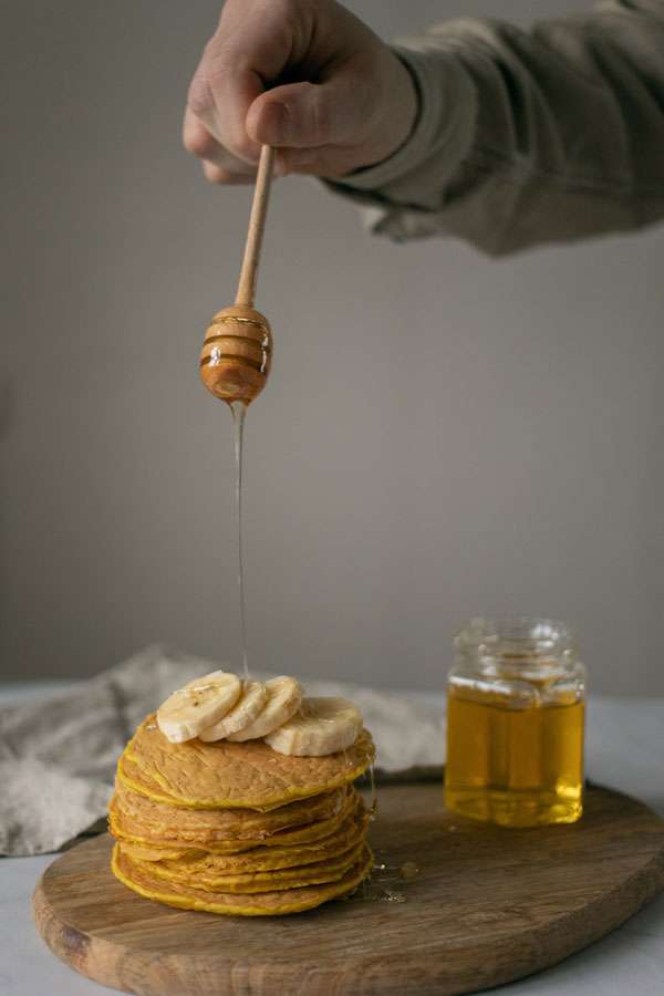 Мед содержит глюкозу и фруктозу