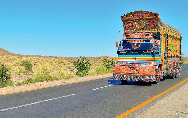 Неофициальным символом Пакистана считаются красочные грузовики или большие рейсовые автобусы