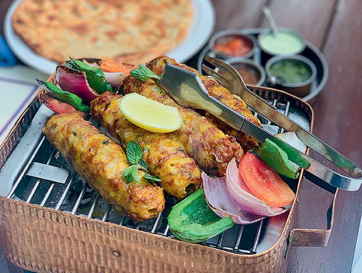 Чтобы понять пакистанскую кухню, обязательно попробуйте street food - знаменитую курицу-­тикка, лепешки из тандыра и рис с пряностями