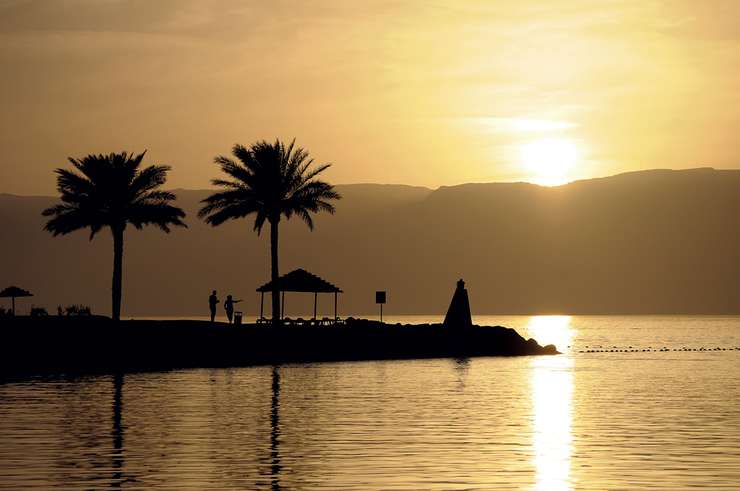Акаба, курорт на побережье Красного моря, привлекает любителей дайвинга