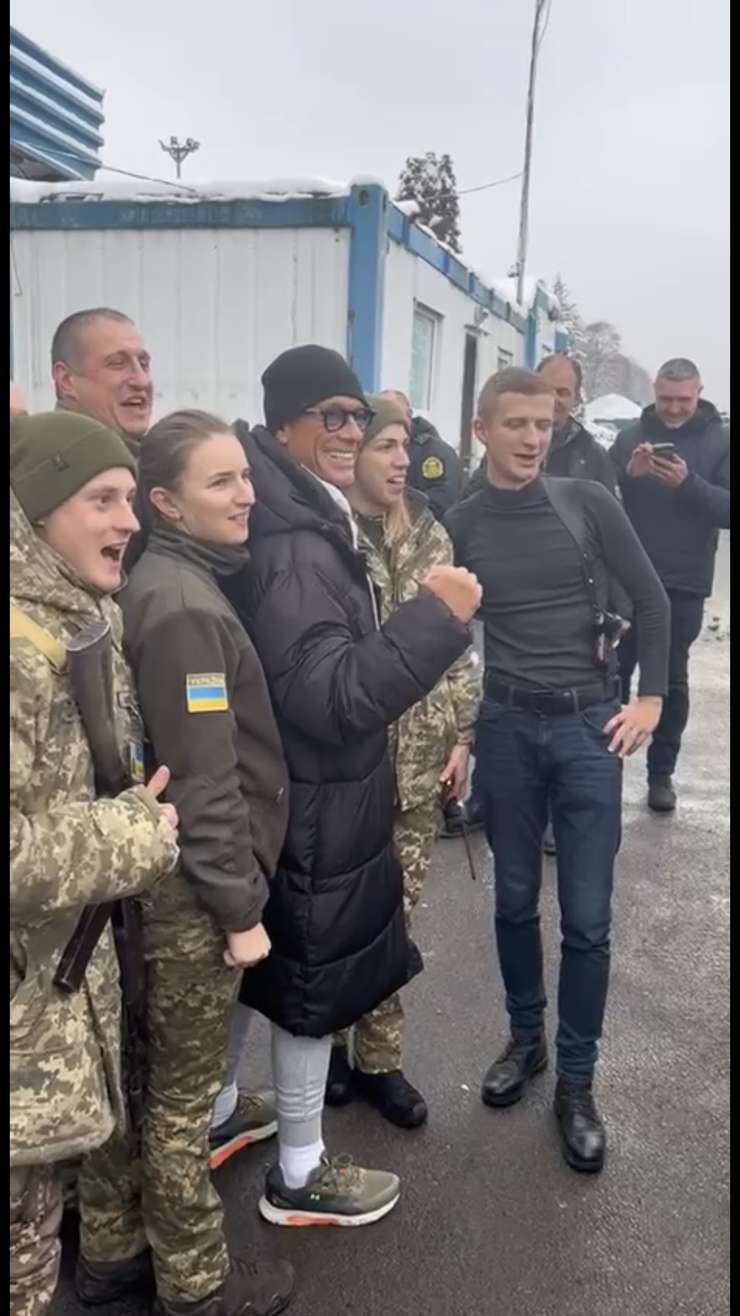 Актер сделал общее фото с военными