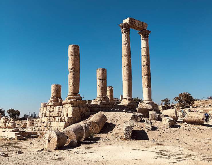 Если вы находитесь в столице Иордании, обязательно посетите Цитадель, где можно увидеть римский храм Геркулеса и дворец Омейядов