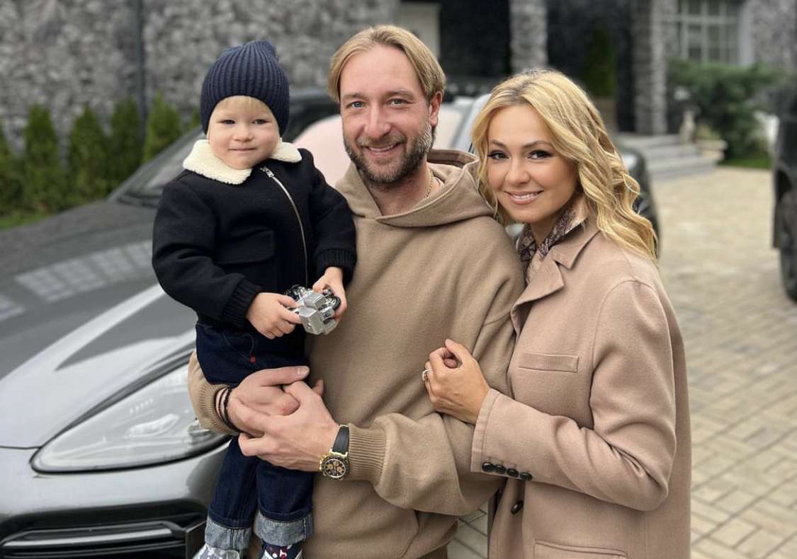Евгений Плющенко с Яной Рудковской и младшим сыном Арсением