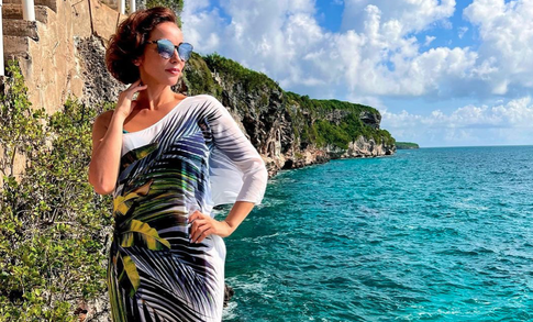 Анфиса Чехова встретила 45-летие на Багамах в компании свиней (см. фото)