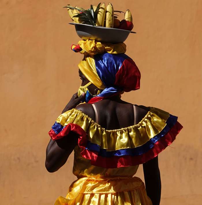 Паленке - – родина нарядно одетых афроколумбиек, торгующих на улицах Картахены фруктами