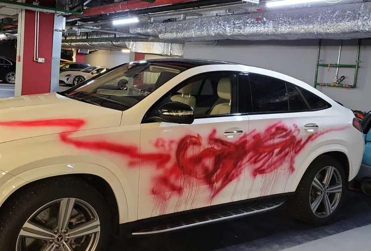 Белое авто певицы было разрисовано красной краской