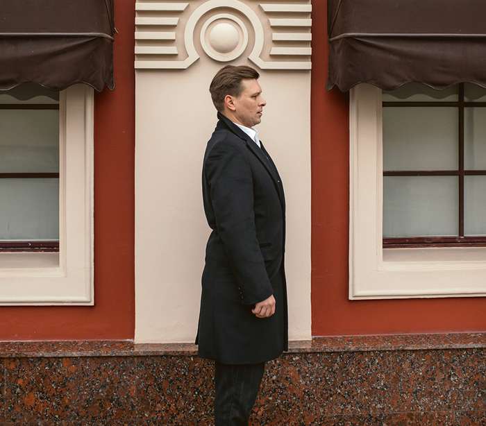 До ломки голоса Богдан был севастопольским Робертино Лоретти. Сегодня он сочиняет песни, играет на гитаре, барабанах и этнических инструментах До ломки голоса Богдан был севастопольским Робертино Лоретти. Сегодня он сочиняет песни, играет на гитаре, барабанах и этнических инструментах