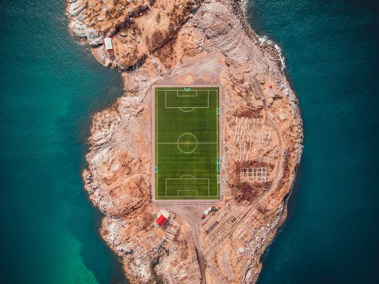 Это футбольное поле считается самым необычным на планете