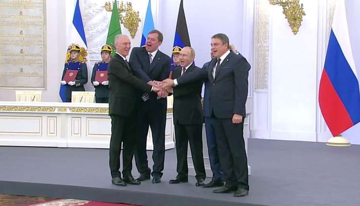 Владимир Путин и главы ДНР, ЛНР, Херсонской и Запорожской областей после подписания договоров скандировали: Россия!