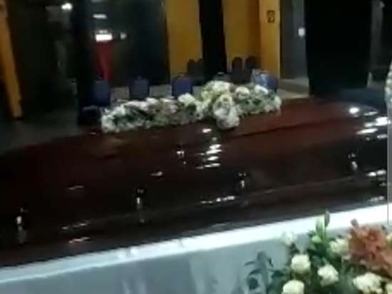 Гроб с телом Вахтанга Кикабидзе накануне перевезли в филармонию Тбилиси