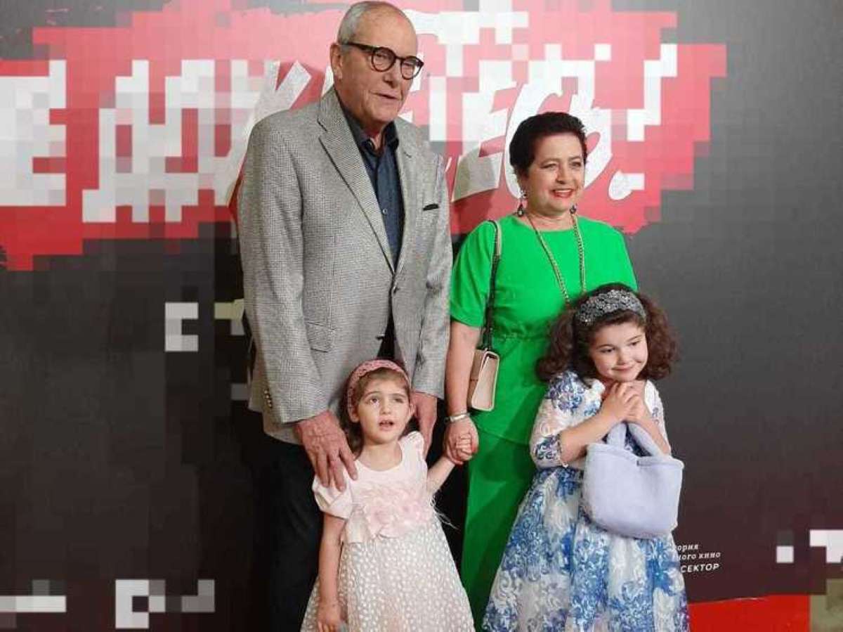 Эммануил Виторган с женой и дочками