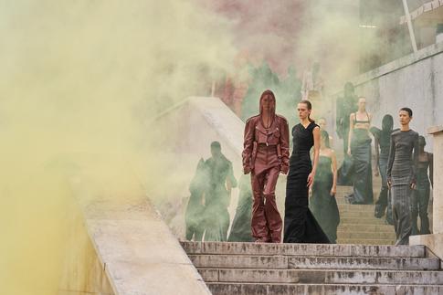 Гости из будущего: какие тренды завоевали подиумы Недели моды этой осенью