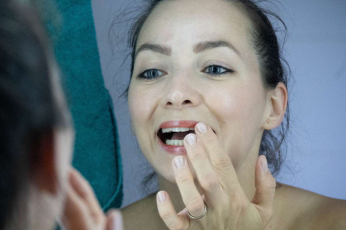 Как спасти губы от обветривания зимой?