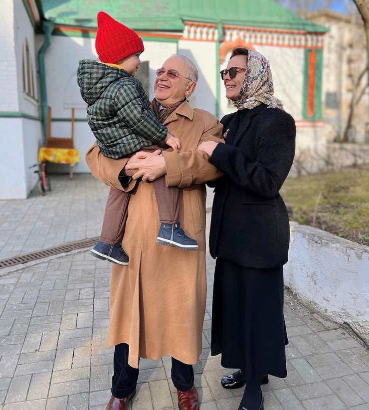 Евгений Петросян и Татьяна Брухунова с сыном Ваганом
