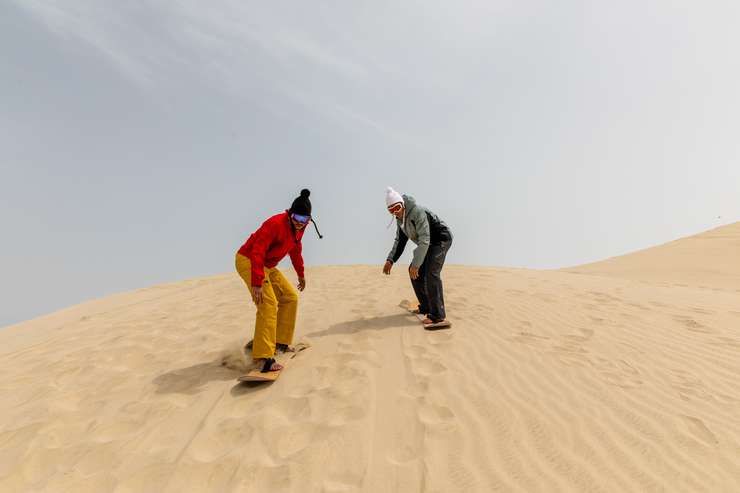 В пустыне можно даже скатиться на доске по дюнам