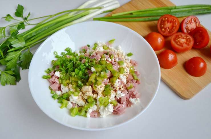 чтобы приучить ребенка к новому овощу, мелко нарежьте его в салат