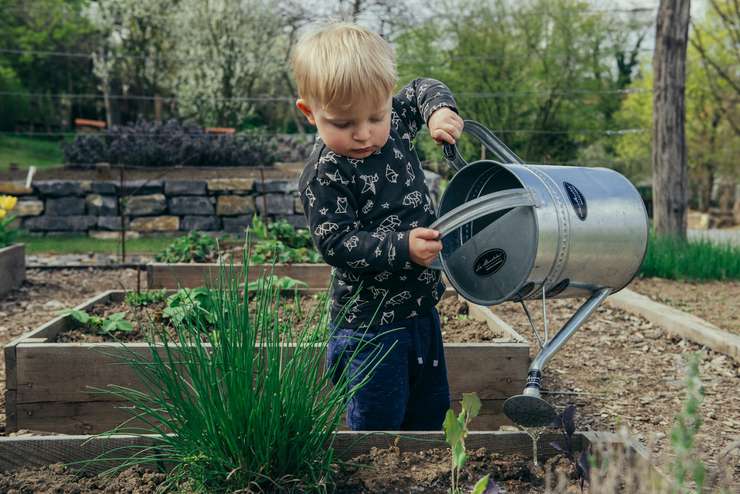 ребенок вполне способен справиться с простыми делами в огороде