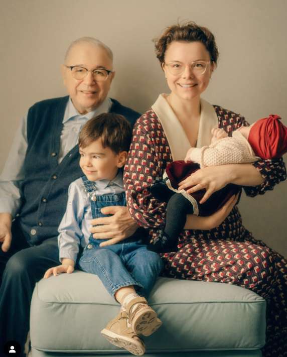 Евгений Петросян с супругой и детьми