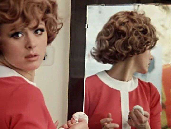 Искусство праздничного макияжа в СССР: чем и как красились женщины на Новый год Искусство праздничного макияжа в СССР: чем и как красились женщины на Новый год