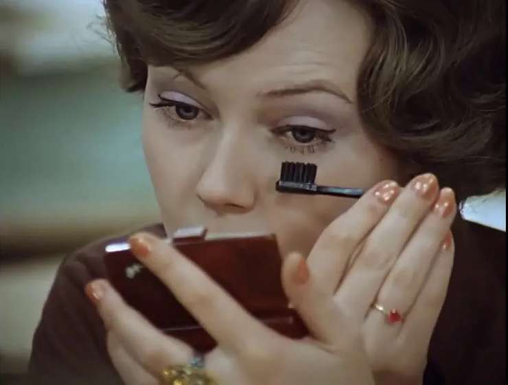 Искусство праздничного макияжа в СССР: чем и как красились женщины на Новый год Искусство праздничного макияжа в СССР: чем и как красились женщины на Новый год