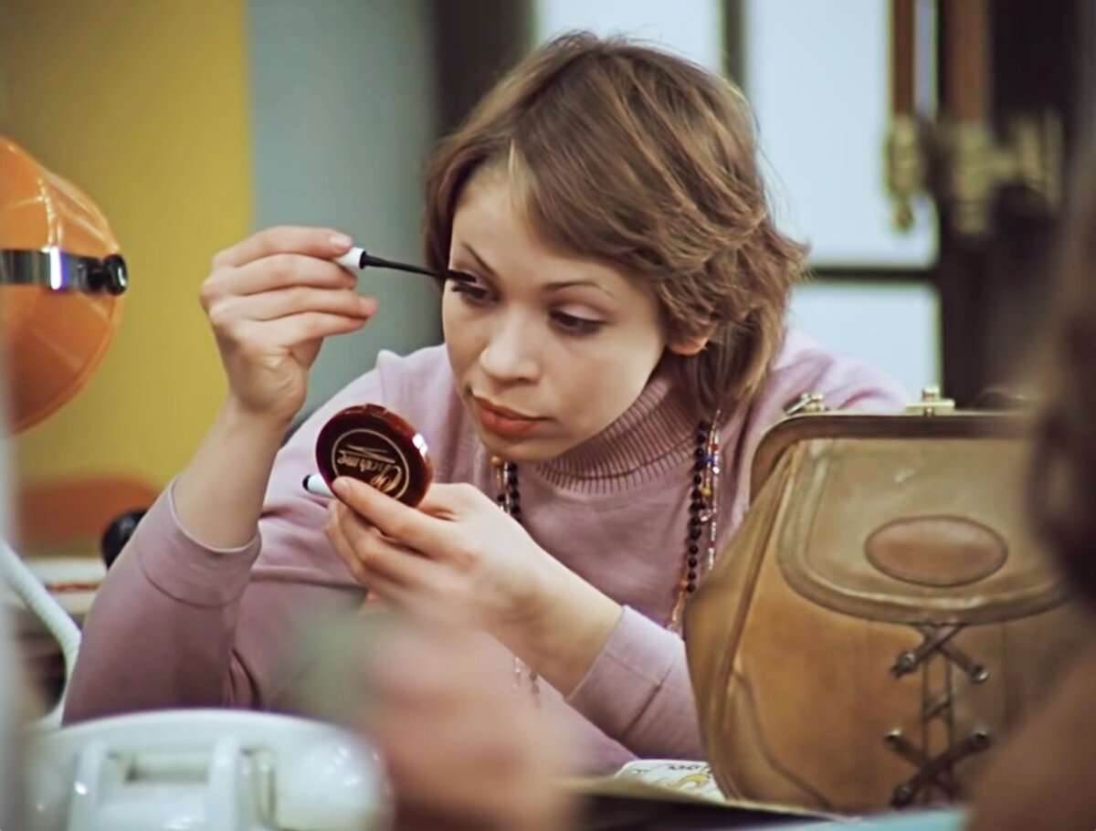 Искусство праздничного макияжа в СССР: чем и как красились женщины на Новый год Искусство праздничного макияжа в СССР: чем и как красились женщины на Новый год