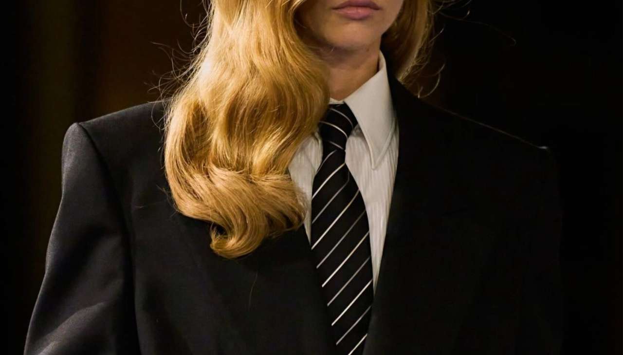 Как носить мужской галстук модной девушке этой зимой: 5 стильных решений