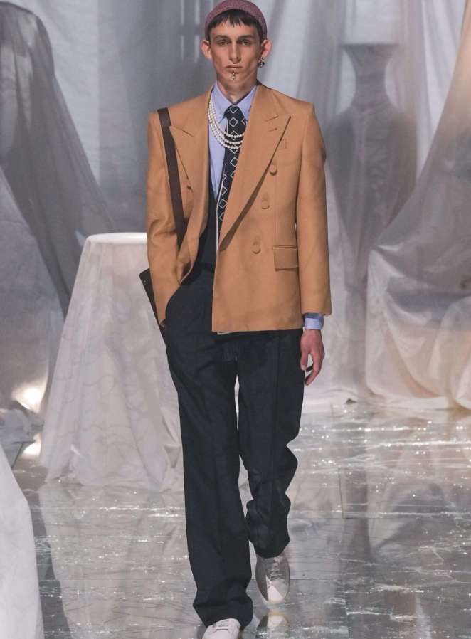 Как носить мужской галстук модной девушке этой зимой: 5 стильных решений