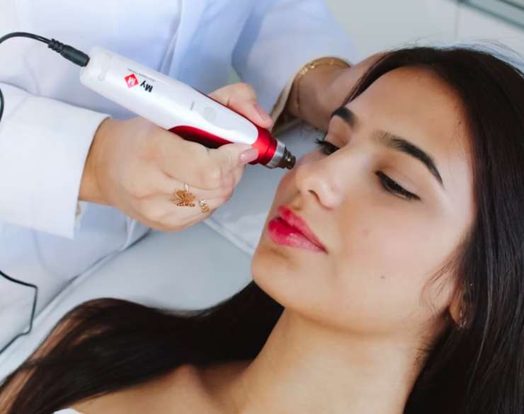 Готовимся к празднику: бьюти-процедуры, которые стоит сделать до Нового года Готовимся к празднику: бьюти-процедуры, которые стоит сделать до Нового года