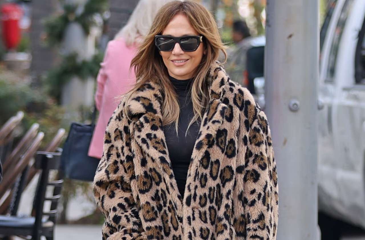 Леопардовое пальто — главный хищник зимы: как носить и не промахнуться со стилем