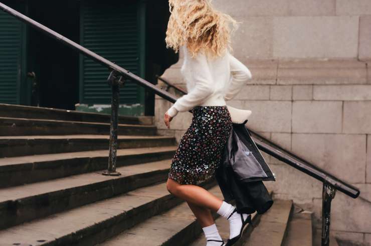 В пир и в мир: блестки и пайетки в кэжуал-образах, как не скатиться в вульгарность