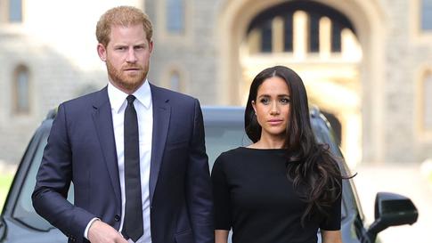 Неловкий момент Гарри и Меган: принц игнорировал руку жены ради протокола