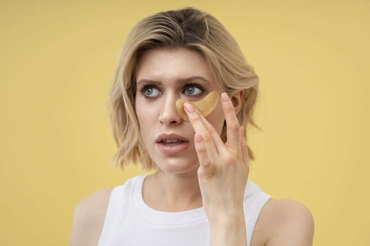 Как быстро скрыть следы бессонной новогодней ночи: лайфхаки против темных кругов под глазами