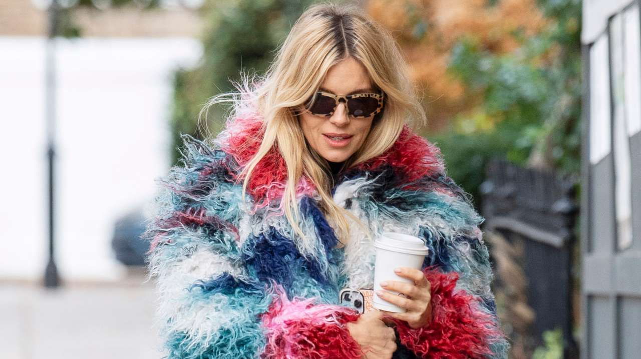 Не только черный: самые интересные цветовые сочетания этой зимы