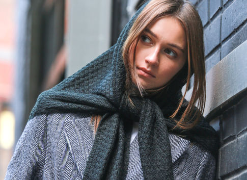 Тепло и стильно: шерстяная косынка как новый символ зимней женственности