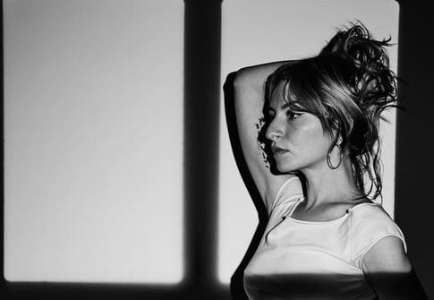 Оседлала серфера и устроила свалку: дочь Агутина и Варум отдохнула на озере с друзьями