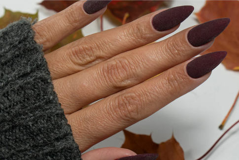 Шоколад, вино и «домино»: модные осенние ногти и советы мастера