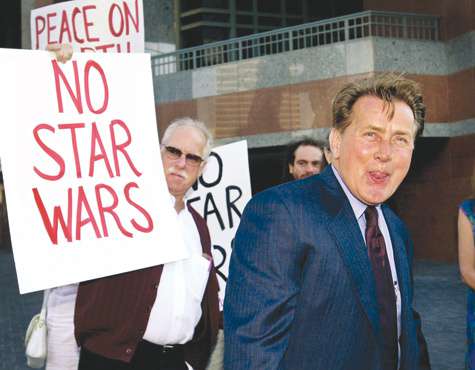 В 2001 году Мартин Шин примкнул к демонстрантам, выступавшим против «Звездных войн». Не фильма, конечно, а программы по милитаризации космоса. За участие в митинге актера арестовали.
