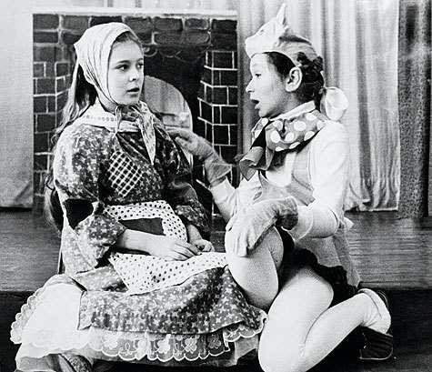 Алена всегда мечтала только о театральной сцене, несмотря на строгие запреты мамы – врача Киры Мачульской.