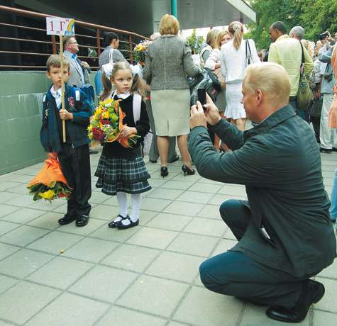 Памятное событие под названием «первый раз в первый класс» заботливый папа старался запечатлеть на камеру. фото: Владимир Чистяков