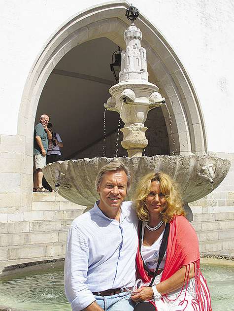 Алексей и Нина Пушковы у фонтана на центральной площади Синтры, перед главным летним дворцом португальских королей.