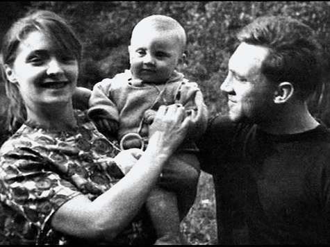 Владимир Высоцкий с Людмилой Абрамовой и сыном Аркадием. Владимир Высоцкий с Людмилой Абрамовой и сыном Аркадием.