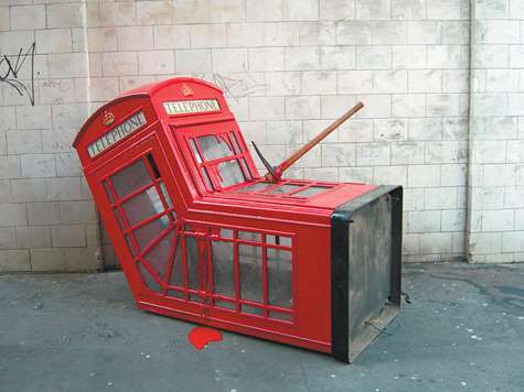 Красная телефонная будка ушла за $605 тысяч.