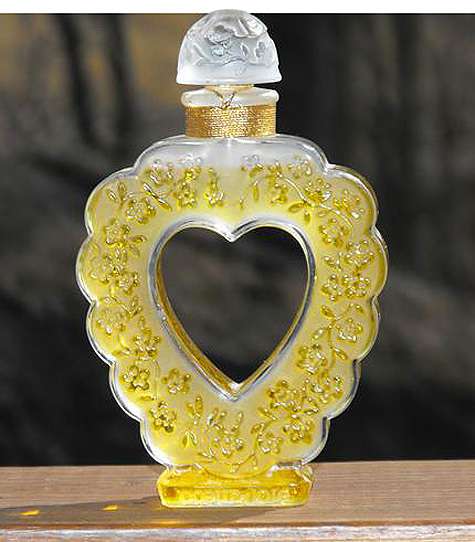 Флакон в виде сердца Лалик сделал для парфюма Coeur Joie Nina Ricci. 