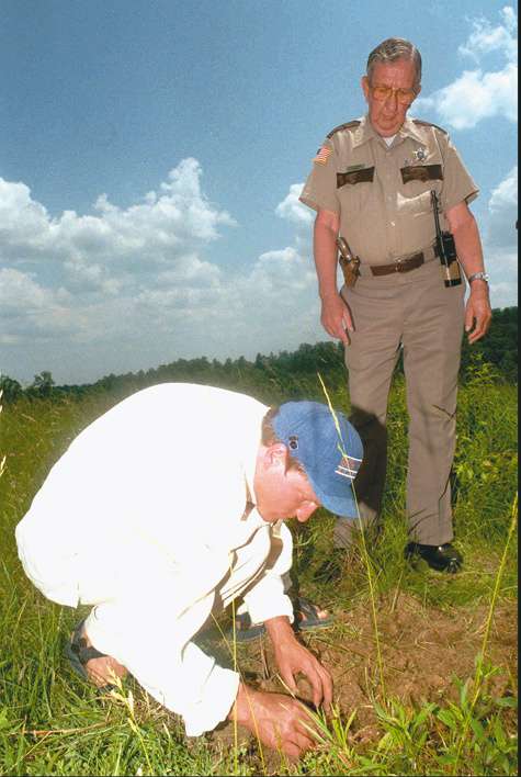 Выступая за легализацию марихуаны, Вуди Харрельсон в 1996 году посадил четыре семечка конопли, за что немедленно был арестован.