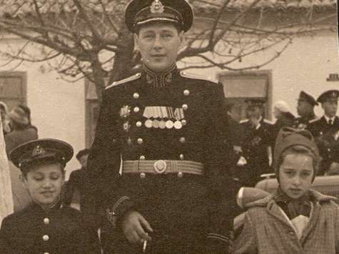 Контр-адмирал Борис Коренев с сыном Владимиром и дочерью Натальей.